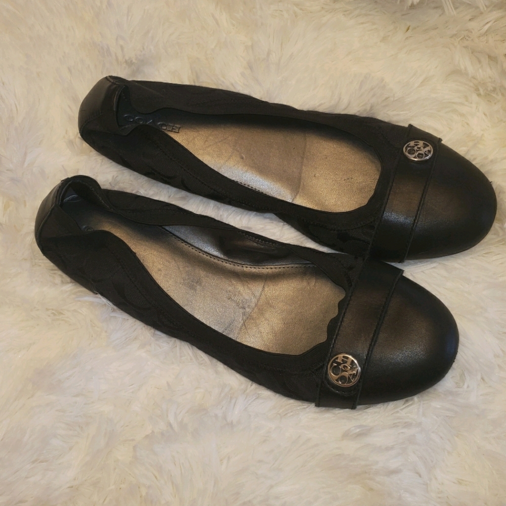 Coach Chelsey Flats with Signature Logo!!